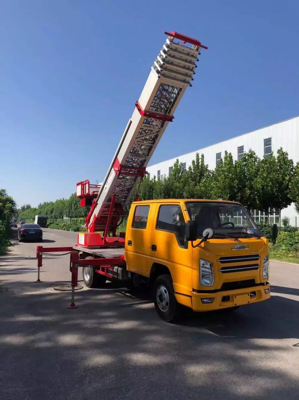 温江附近的云梯车出租服务：轻松解决高空作业需求