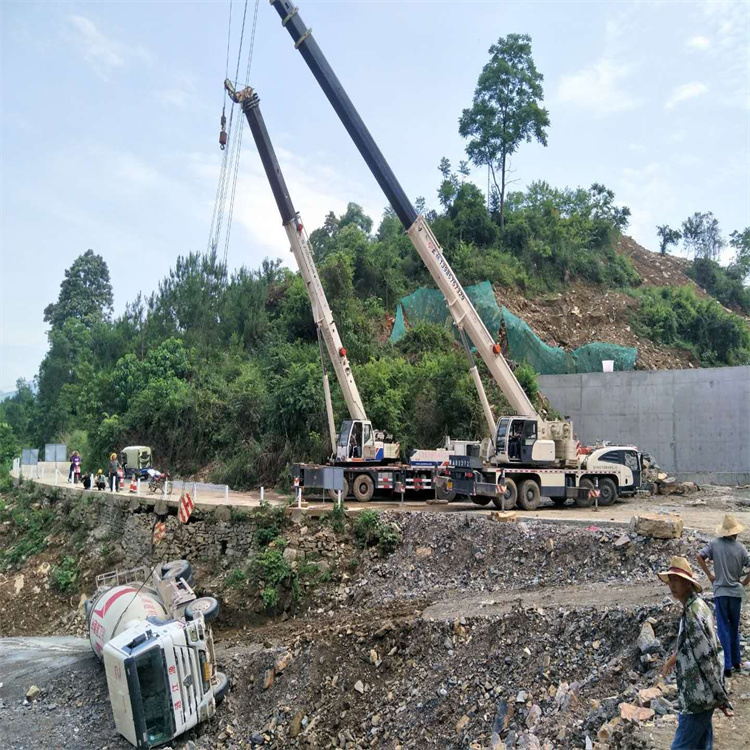 温江汽车掉沟里叫吊车救援要多少钱